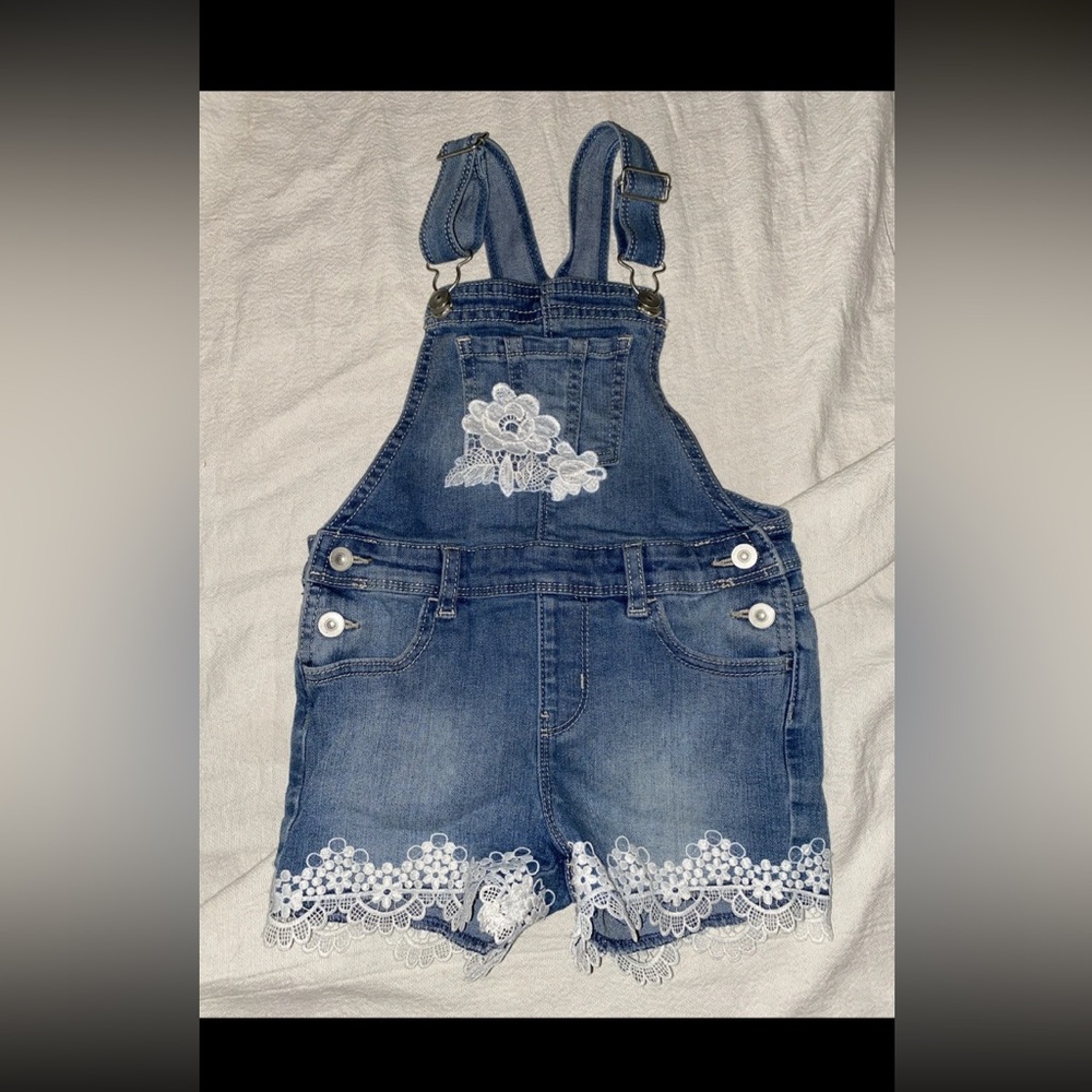 Wonder Nation 4t Overall Shorts 
W
Lace trim